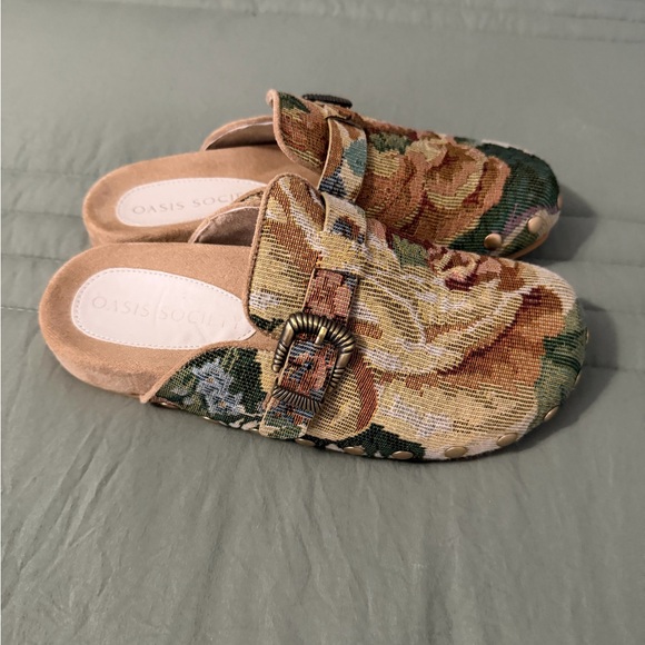 Floral Tapestry Women's Clogs - Picture 3 of 3